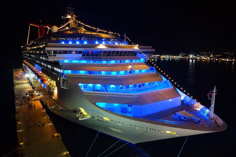 Paquebot Symphony of the Seas de Royal Caribbean dans les eaux des Caraïbes