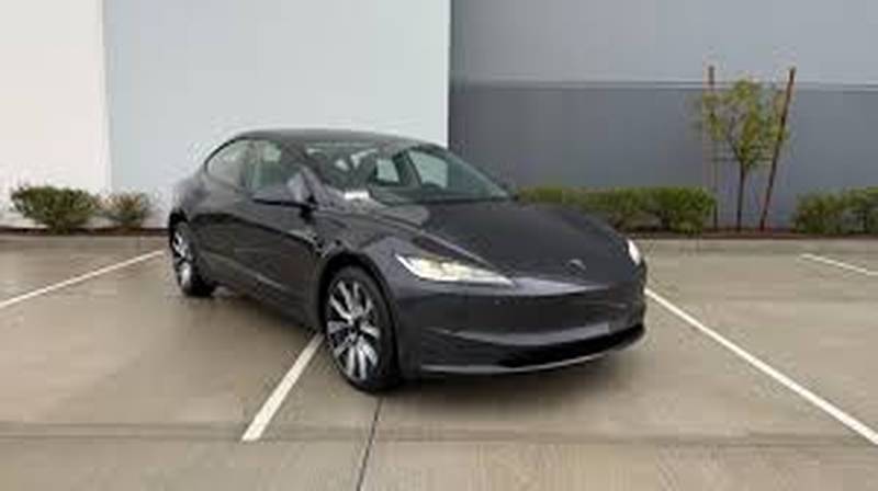 Tesla Model 3 — voiture électrique de luxe de location